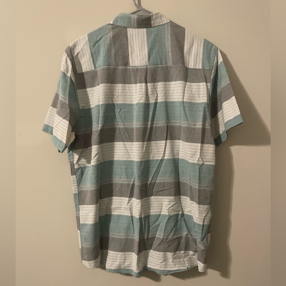 EUC - Men’s O’Neil Classic Fit Button Down Shirt - Size: L - Picture 3 of 3